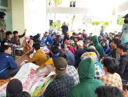 Masyarakat Korban Gempa dan Mahasiswa Geruduk Kantor Bupati Majene