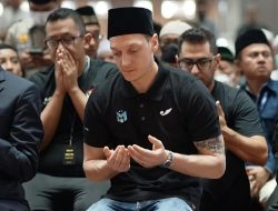 Jemaah Masjid Istiqlal Lantunkan Shalawat Badar, Mesut Ozil pun Terpukau