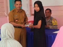 Didampingi Binmas,  Kades Panggalo Salurkan BLT Tahap Dua Tahun 2022