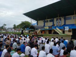 Sholat Idul Adha Sabtu, Ribuan Warga Padati Stadion Prasamya Majene 