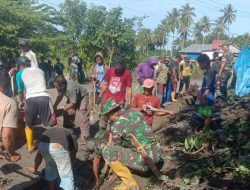 Koramil 1401 -04 / Malunda Bantu Warga Bersihkan Material Banjir