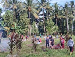 Jelang Hari Raya, Warga Gotong Royong Bersihkan Makam