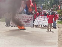 Aksi Penolakan Kenaikan BBM di Mamasa