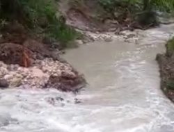 Usai Banjir, Pipa PDAM Mangge Majene Hanyut Terbawa Arus