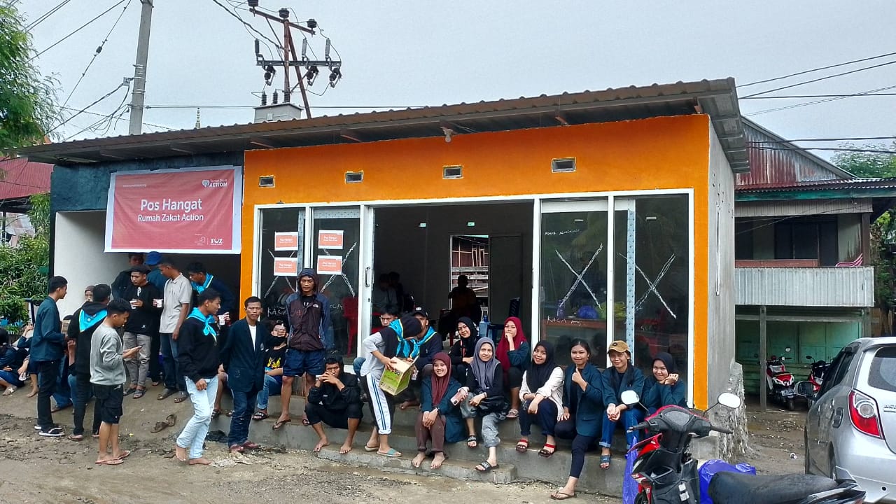 Sejumlah mahasiswa Stikes BBM respon cepat terhadap korban banjir, (19/11/2022)