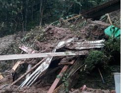 UPDATE News | Rumah Warga Salumaka Tertimpa Longsor : 8 Korban Luka