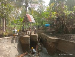 Babinsa Desa Kayuangin Pimpin Warga Rehab Bendungan yang Rusak Pasca Gempa 2021